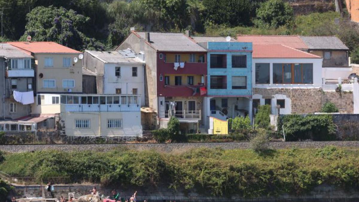 Viviendas en As Xubias, ante la ría de O Burgo.