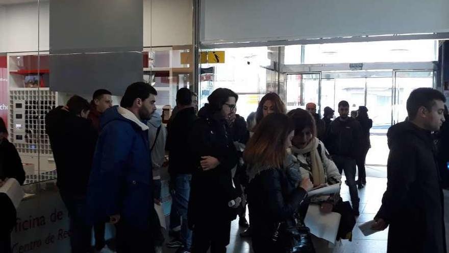 Las colas de aspirantes a figurantes, ayer, en la Oficina de Turismo del Concello. // FdV