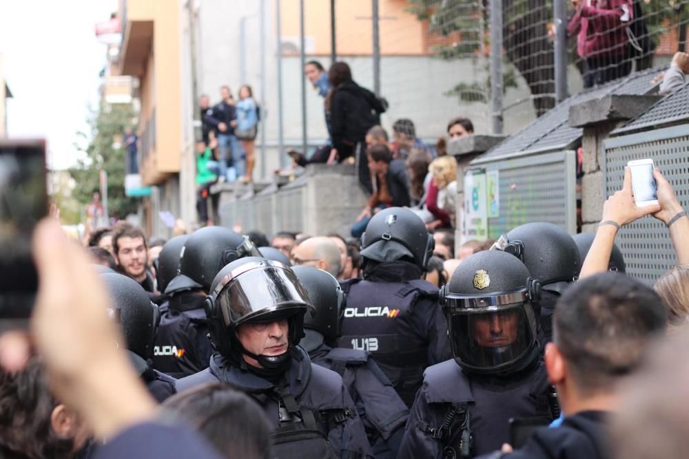 La Policia Nacional desallotja el col·legi Verd de Girona