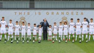 Florentino Pérez, con los capitanes de los diferentes equipos de la cantera del Real Madrid.