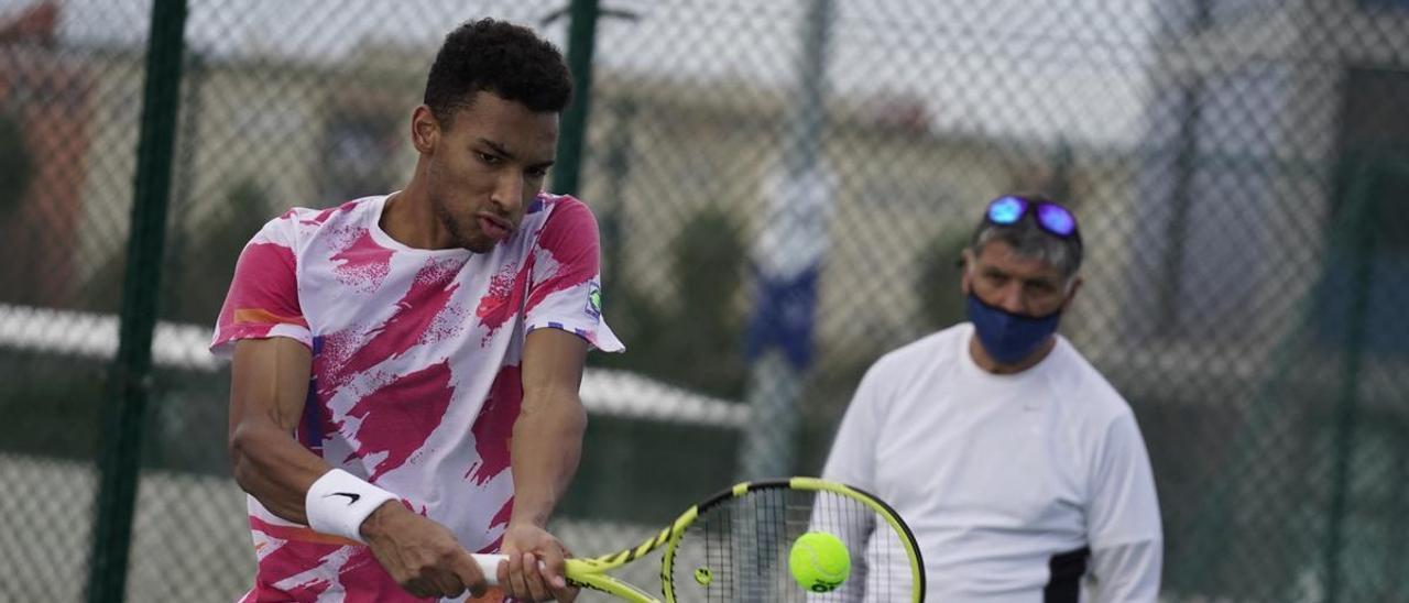 Toni Nadal con Felix Auger-Aliassime, en la Rafa Nadal Academy.