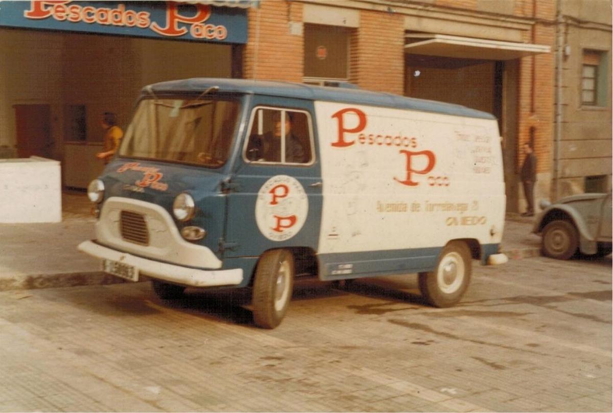 Una furgoneta de reparto de Pescados Paco de los años setenta, ante el almacén de la avenida de Torrelevega, en la Tenderina.