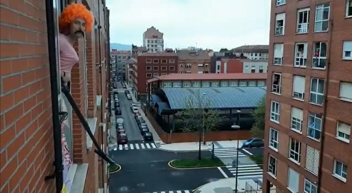 El divertido baile por la ventana de un gijonés disfrazado de Freddie Mercury