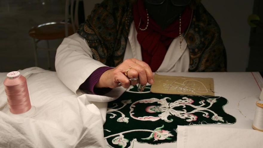 Una mujer borda con sedas en el taller de bordado del Paso Blanco. | L.O.