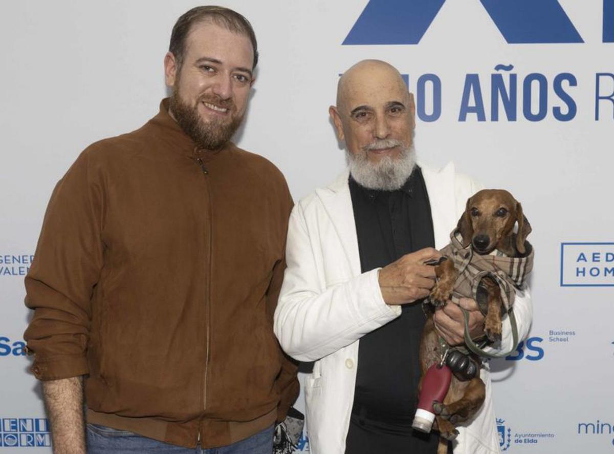 Fiel a su cita, el director de la galería Gic Art, Josep Lluís González Cuervo, con su inseparable perro Nuc, y con Albert Salamanca, colaborador de Gic Art.