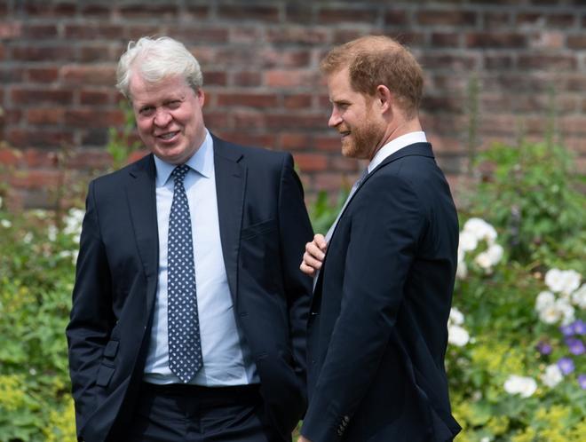 El príncipe Harry, duque de Sussex, con su tío, Charles Spencer, durante la inauguración de la estatua de su madre, Diana, princesa de Gales, el 1 de julio