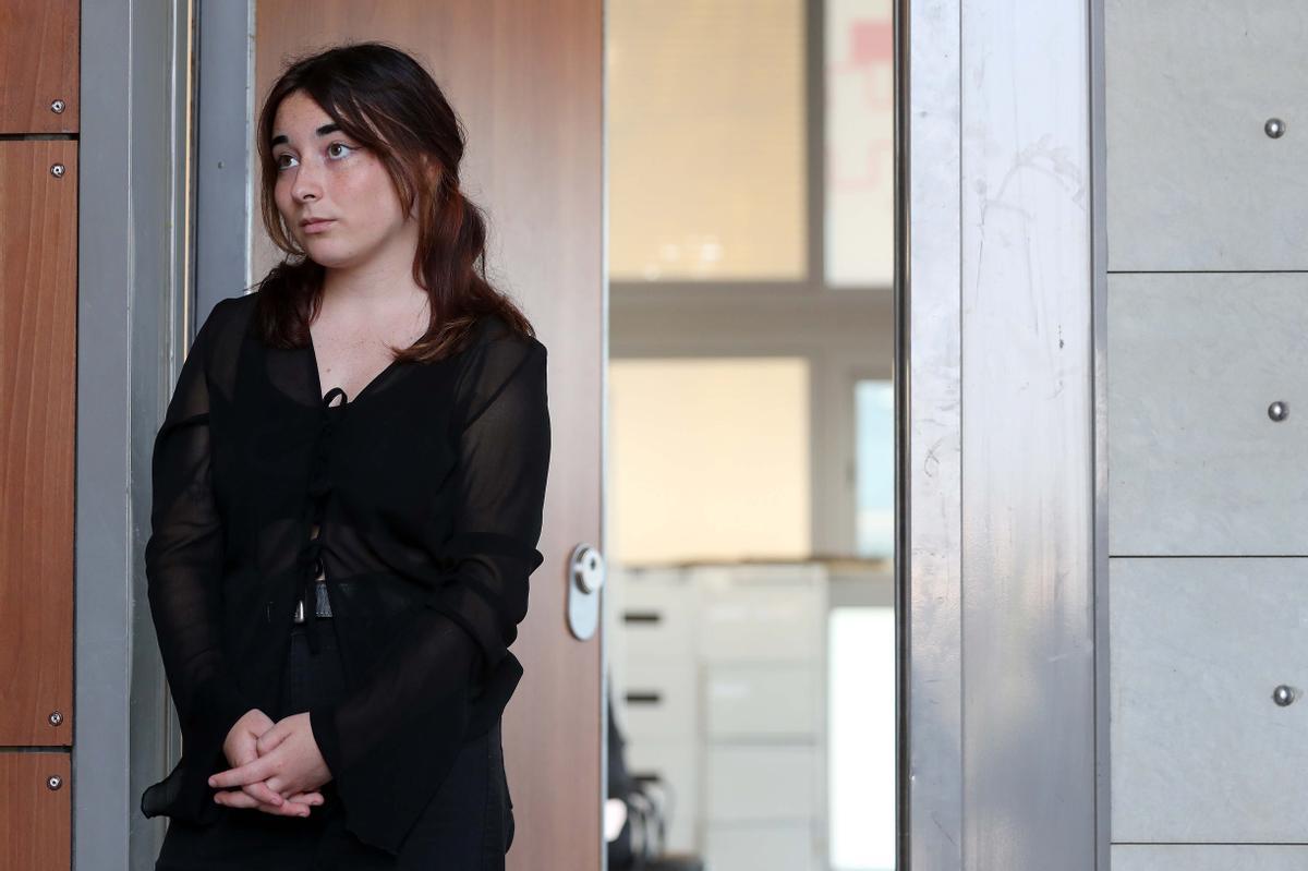 Vanesa ex menor tutelada por la administración en la sede provincial de Cruz Roja en València.