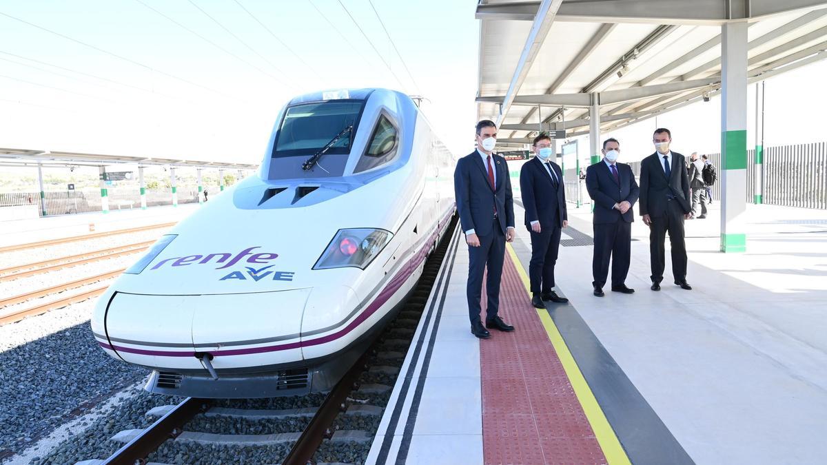 El presidente del Gobierno, Pedro Sánchez, con Puig, Ábalos y González, el pasado lunes en Elche junto a un tren que inauguraba linea, pero que no era nuevo