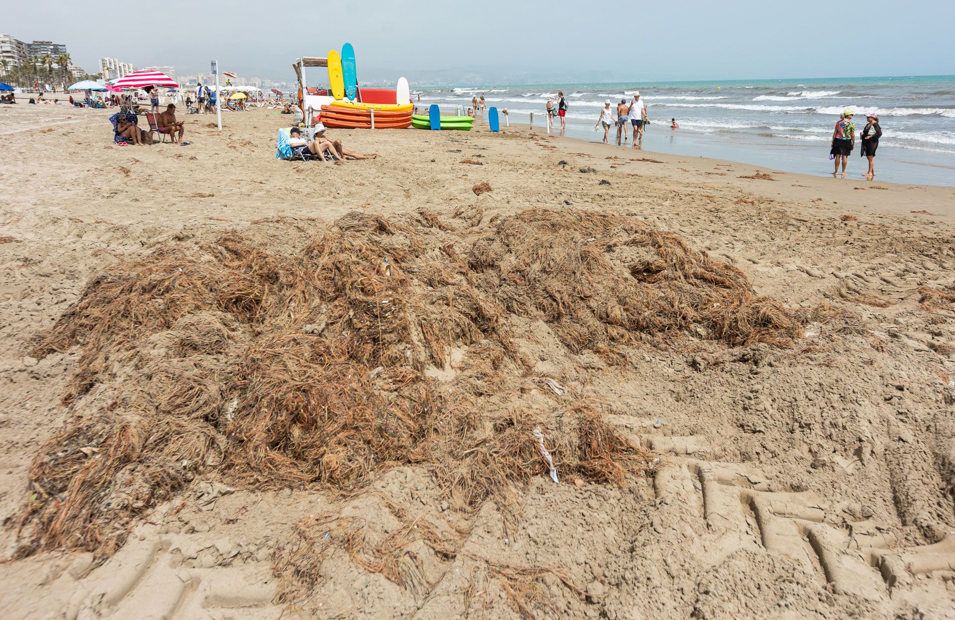 Los efectos del temporal continuan siendo visibles en Playa de San Juan