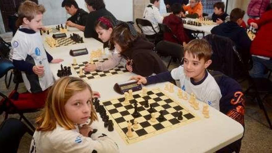 Algunas de los ajedrecistas disputando el torneo. // Rafa Vázquez