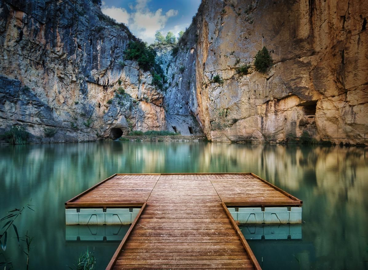 Vistas del Charco Azul en Chulilla, un hermoso paisaje entre montañas.
