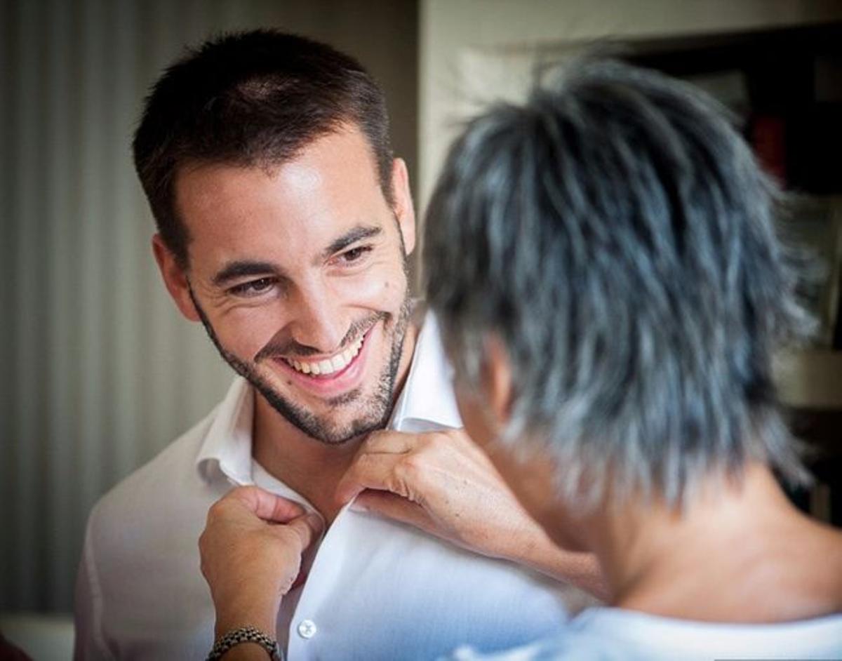 Fotos imprescindibles en tu boda: el novio arreglándose