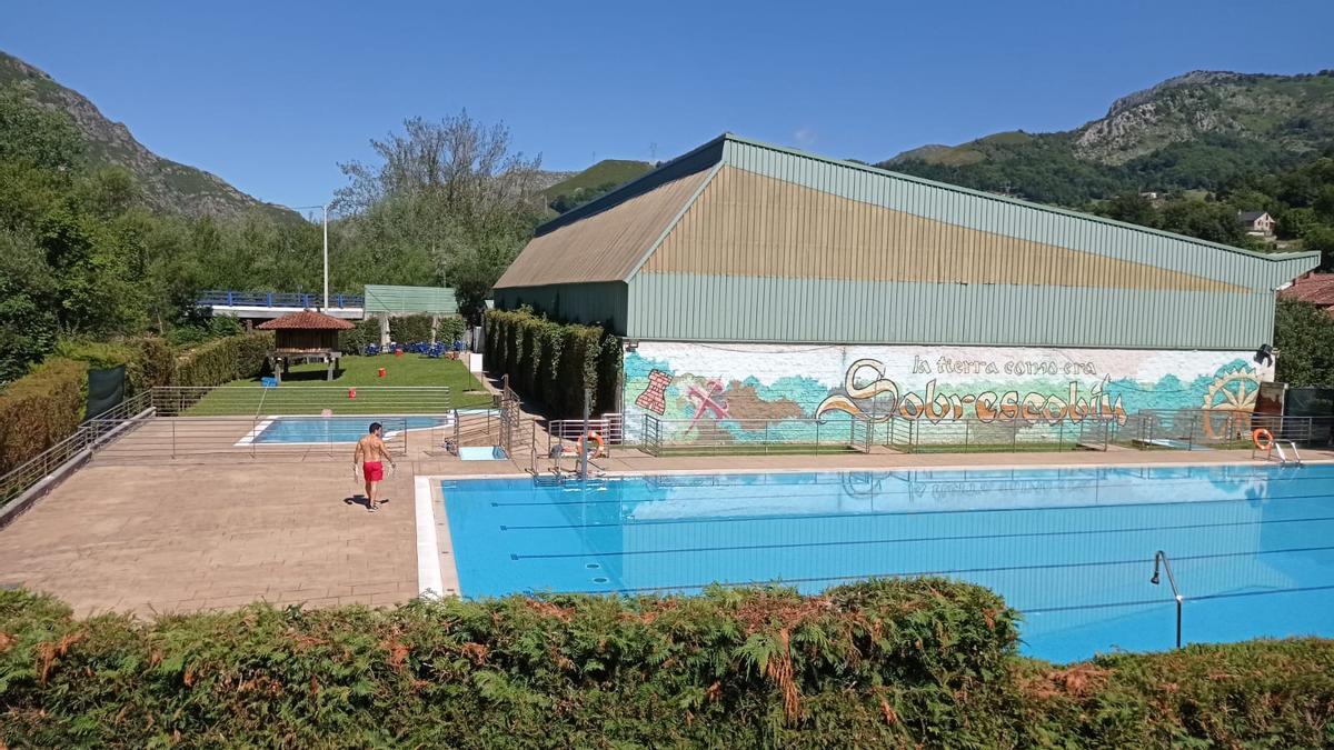 La piscina de Sobrescobio, ayer