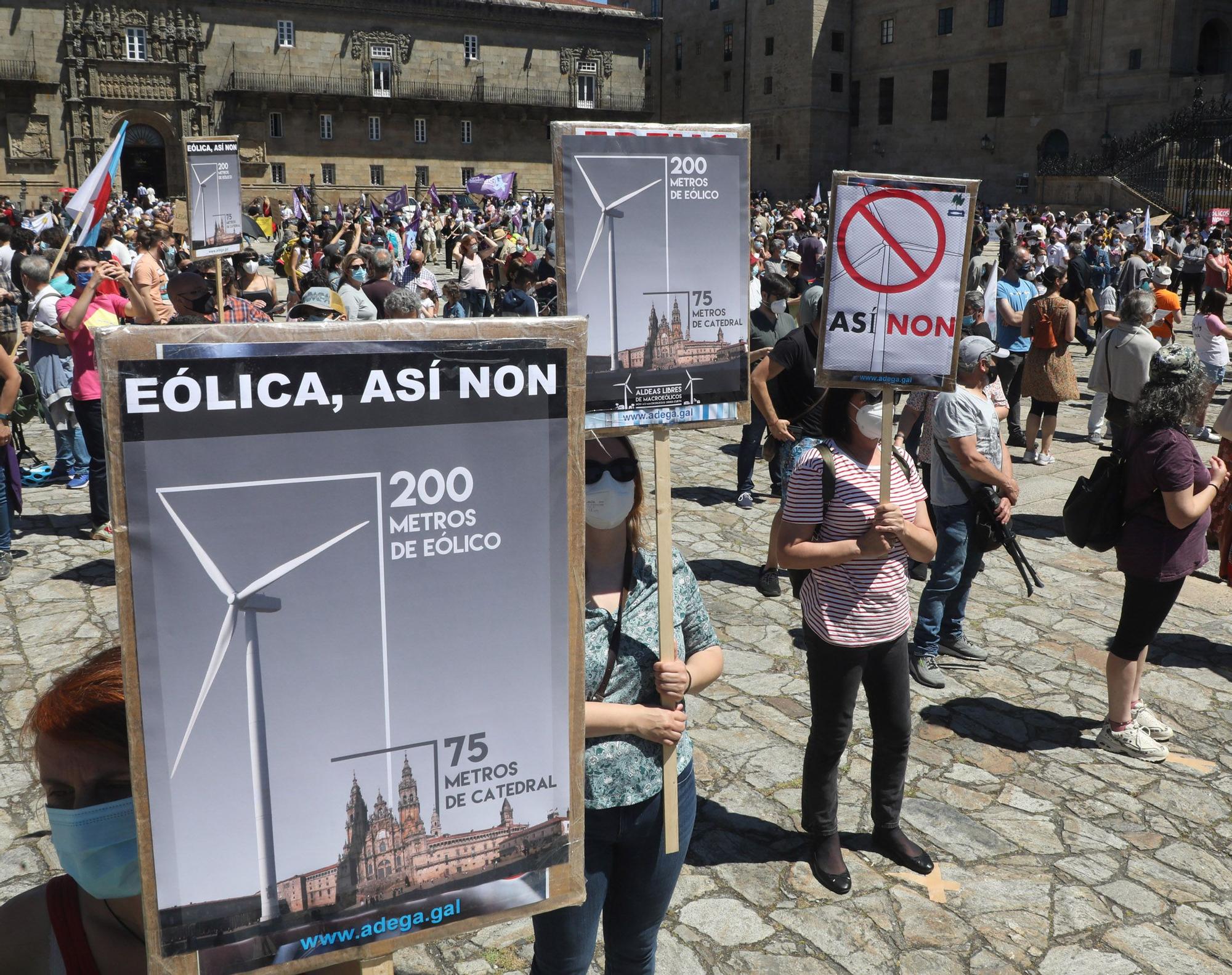 Una multitudinaria marcha recorre Santiago para exigir "un nuevo modelo eólico" y la paralización de proyectos