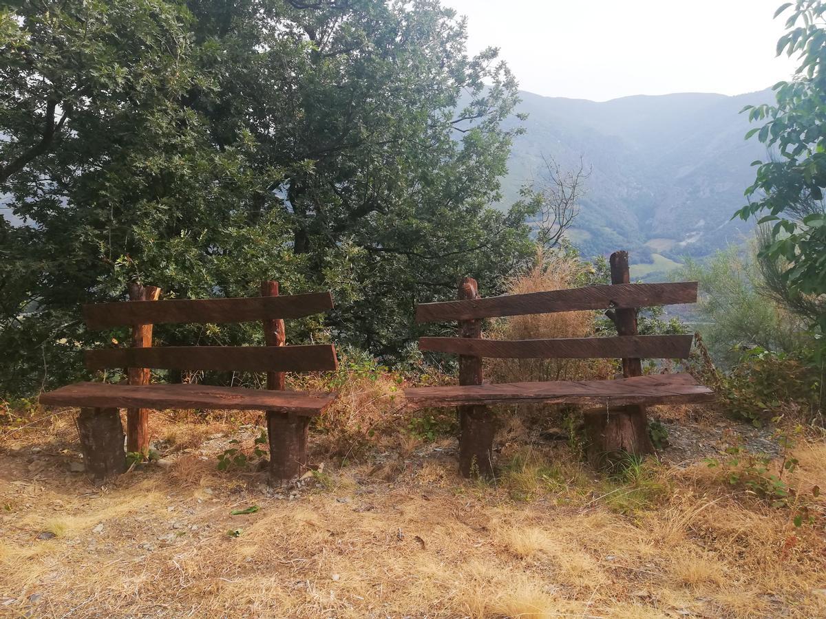 Un par de bancos hechos por los vecinos, en uno de los rincones con las mejores vistas del pueblo.