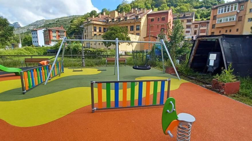 El plan de mejora de los parques en Aller: Collanzo estrena juegos para niños y mayores