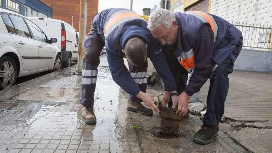 Operarios en la zona del desperfecto.