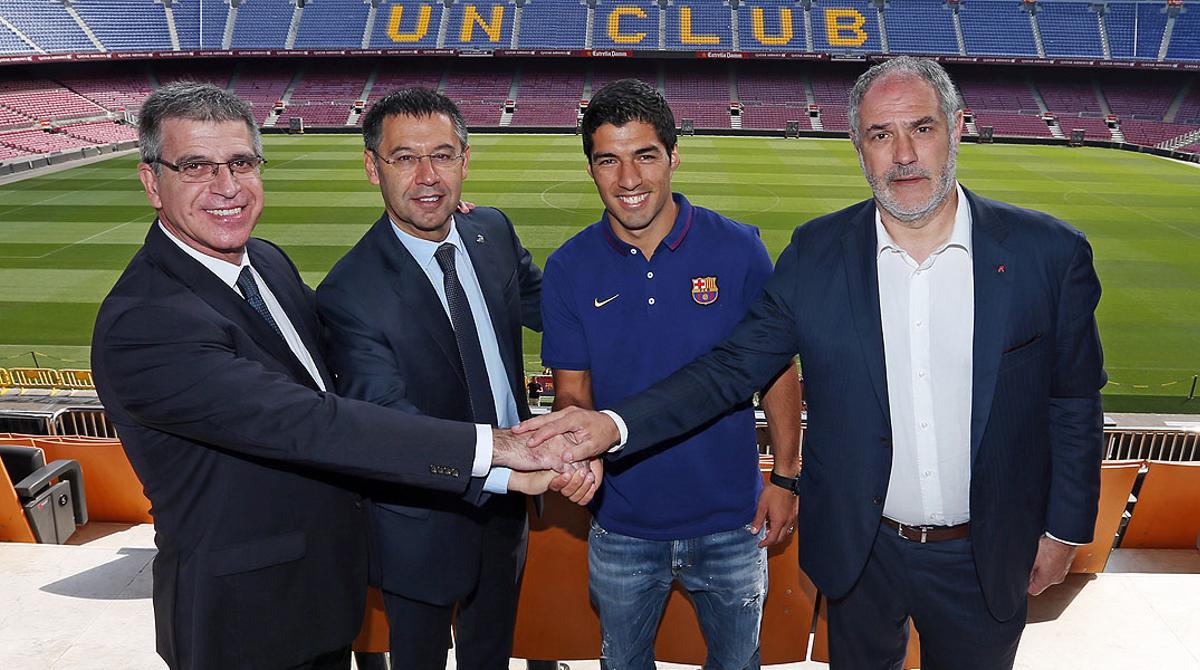 El encuentro del presidente azulgrana y el nuevo fichaje en el palco del Camp Nou.