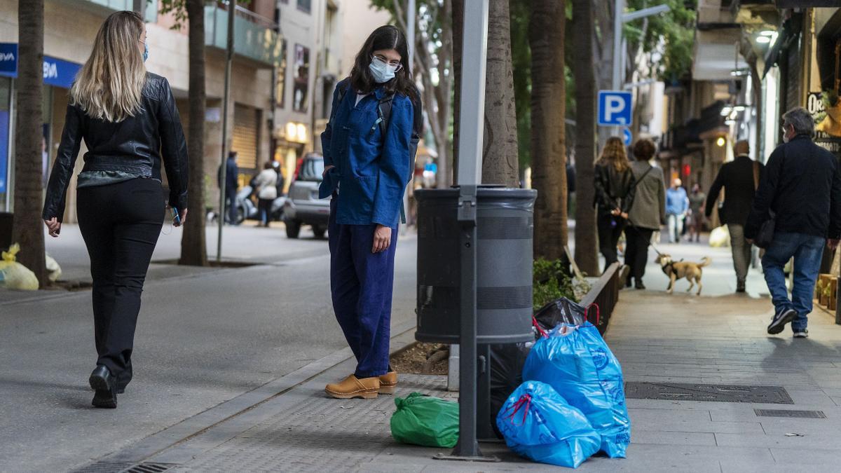 Bolsas de basura mal separadas en Sant Andreu, ayer por la noche.