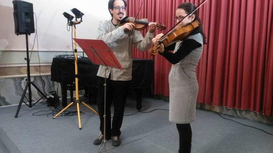 El dúo "Arca de Mozart" encandila en el Casino de Llanes