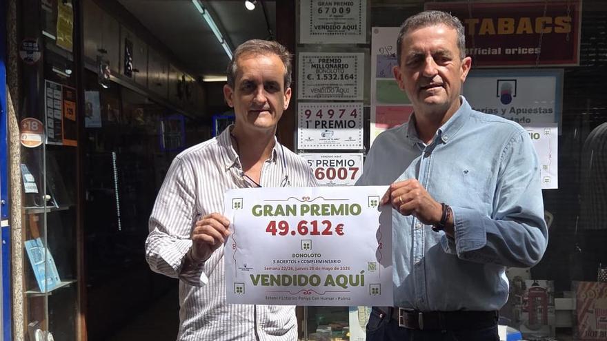 Gori y Miquel, del estanco Can Homar, se muestran muy satisfechos del premio