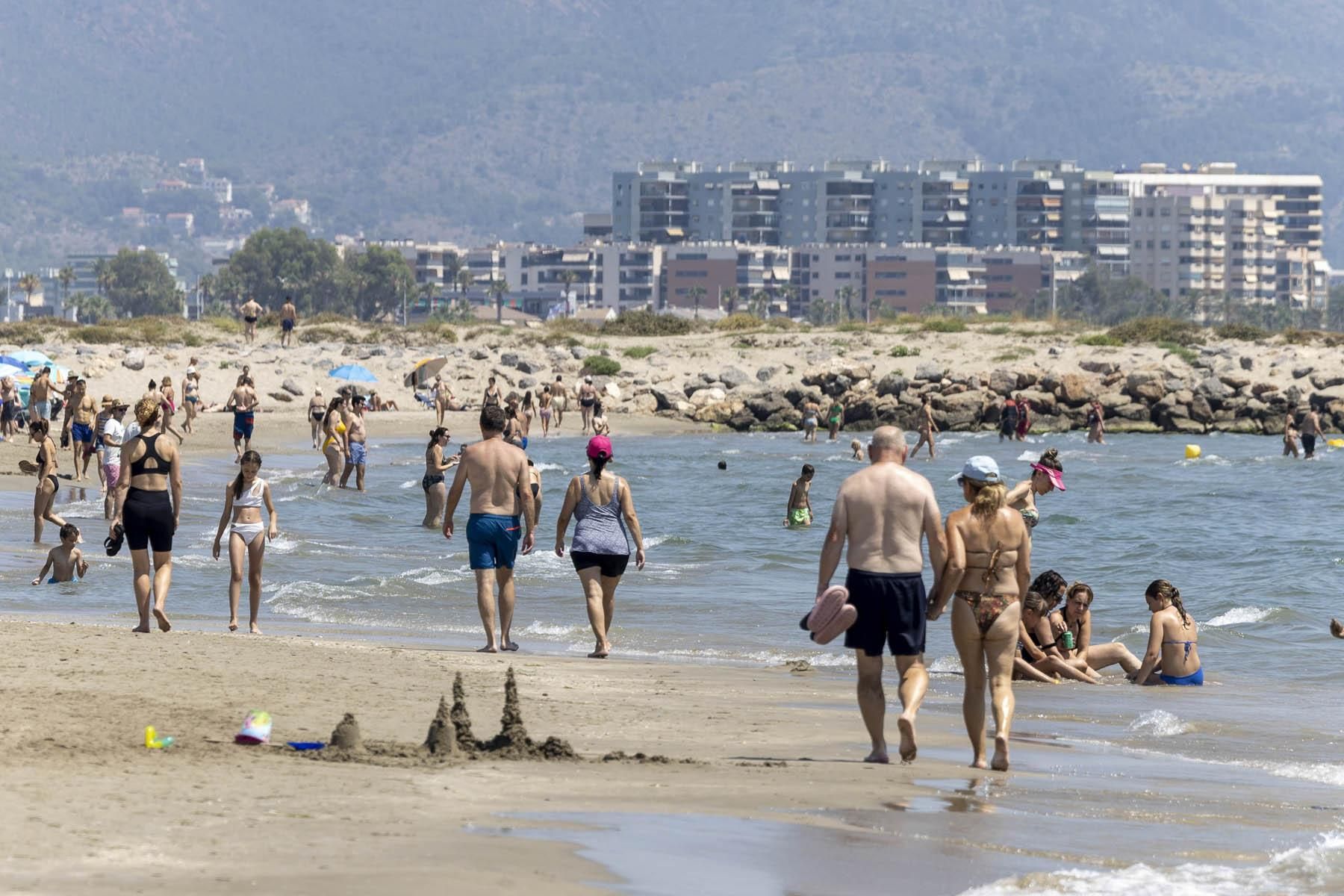 Los bañistas se refrescan en la ola de calor en Castellón