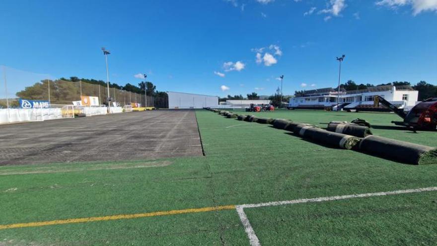 El nuevo césped se está instalando en el campo de fútbol. | AYTO DE SANT JOAN