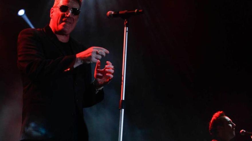 Loquillo, durante el concierto de la noche del martes en la plaza de la Catedral.