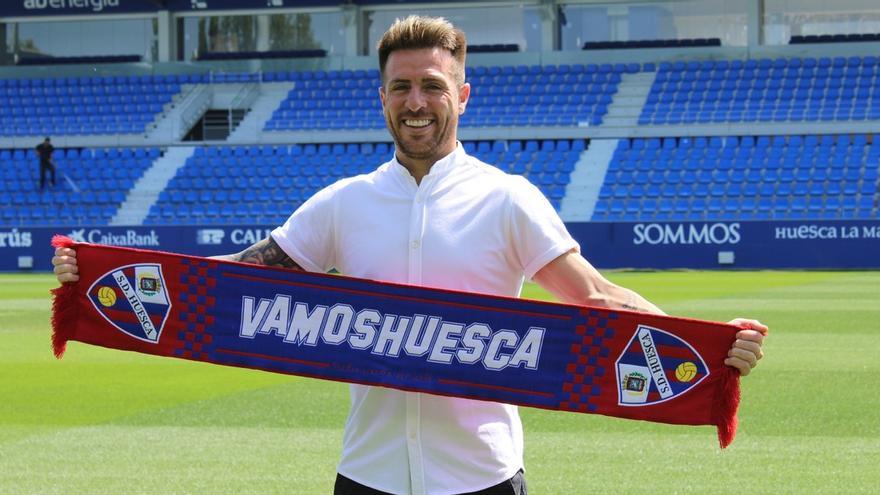 El nuevo jugador del FC Cartagena, Julio Buffarini, en su presentación con la SD Huesca