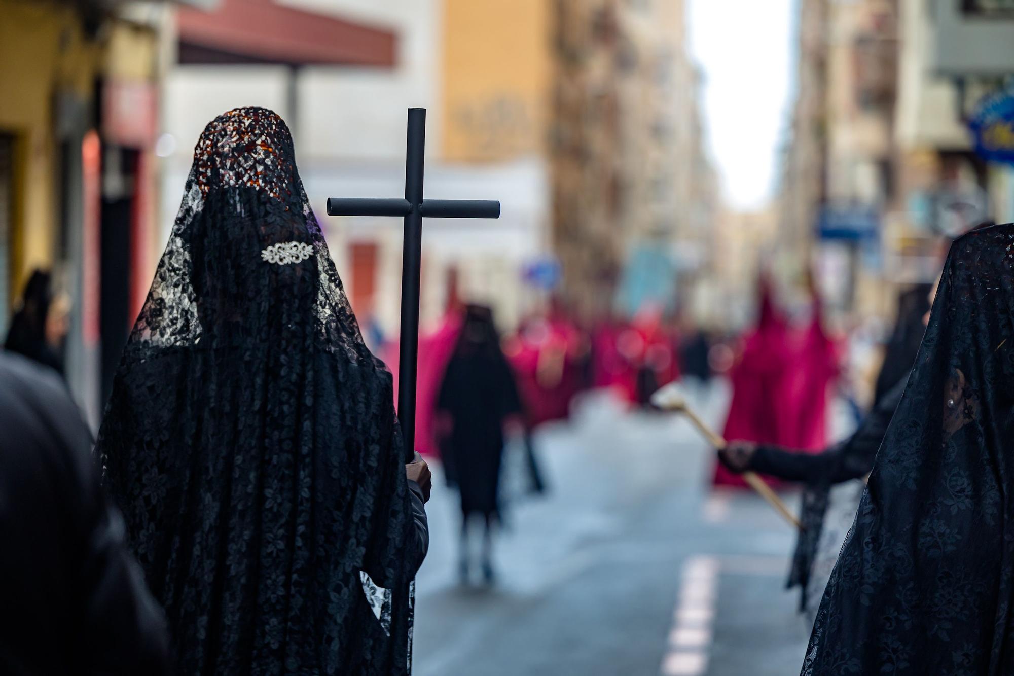 Procesión del Ecce Homo en Alicante  En Alicante las primeras imágenes en llegar eran las de la procesión del Ecce Homo que estrenado en esta procesión la primera fase del nuevo paso del Señor, consistente en parihuela y ebanistería. Esta cofradía celebra el 75 aniversario de su fundación.