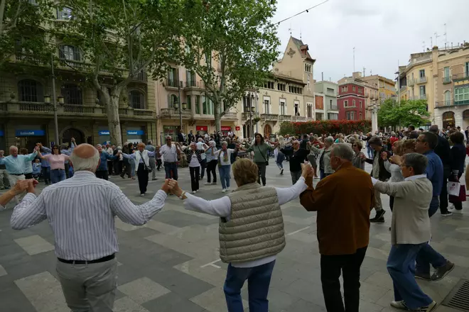 Les sardanes omplen la Rambla de Figueres amb la Cobla Selvatana