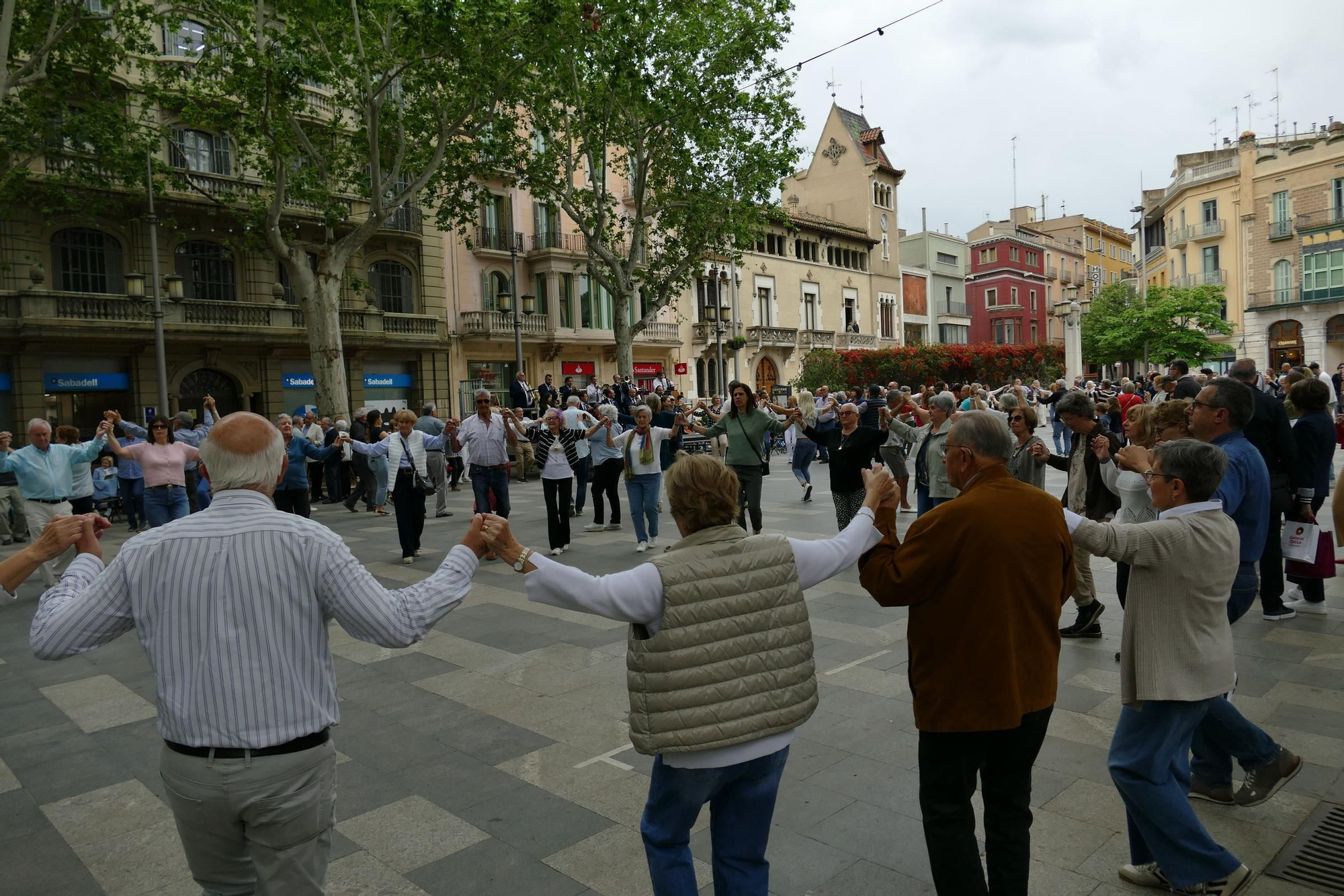 Les sardanes omplen la Rambla de Figueres amb la Cobla Selvatana
