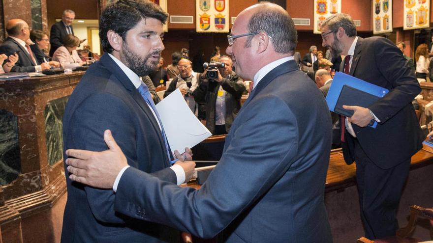 Fernando López Miras y Pedro Antonio Sánchez, en la primera sesión de investidura.