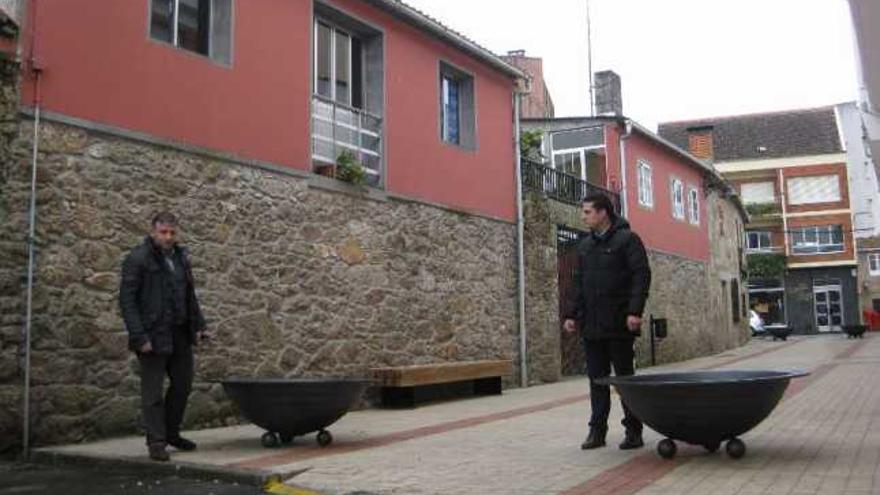 Cuiña y Brey comprobaron ayer el remate de las obras en los cinco callejones de A Bandeira.