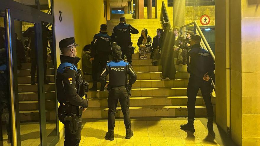 Los agentes identifican a un grupo de jóvenes que hacían botellón. | LNE
