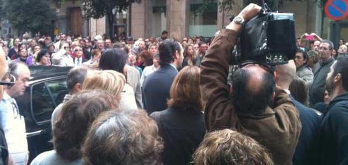 Bauzá ha sido recibido entre gritos por parte de los manifestantes.