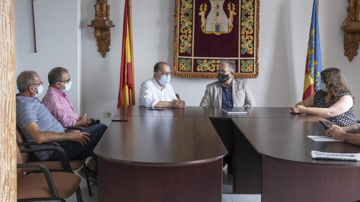 El alcalde de Cervera, Adolf Sanmartín, ha recibido en el ayuntamiento a Martí.