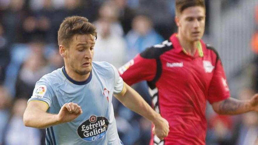 Radoja, en la jugada en el área del Alavés que acabó en el gol del Celta. // José Lores