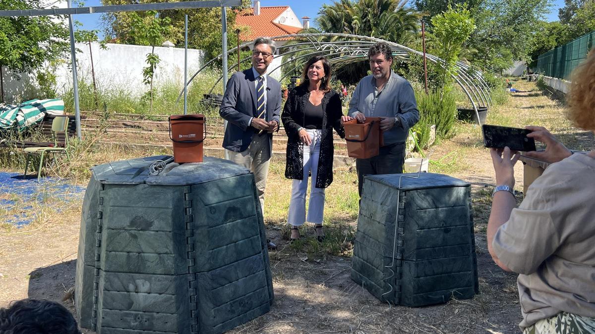 Andrés Lorite, junto a Matilde Esteo, durante el reparto de compostadoras en Palma del Río.