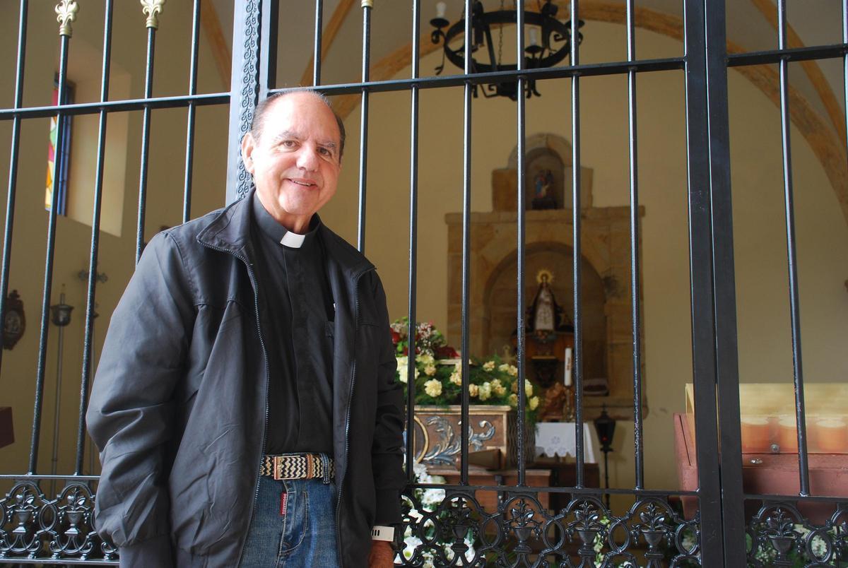 Manuel García Velasco, con la Virgen de la Cueva al fondo.