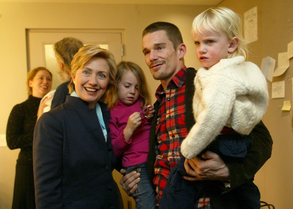 Hillary Rodham Clinton junto a Ethan Hawke con sus hijos Maya y Levon, en una imagen tomada en 2004. 
