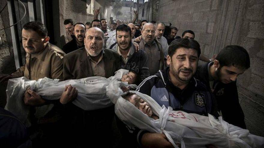 Una imagen del entierro de dos niños en Gaza gana el World Press Photo