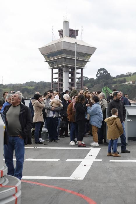 Largas colas en El Musel para visitar el "Cantabria" y la fragata "Reina Sofía"