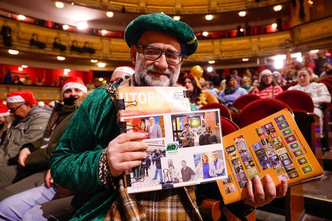 Enrique Jiménez, más conocido como Mocito Feliz, asiste al Sorteo Extraordinario de Navidad que se celebra este domingo en el Teatro Real, en Madrid. EFE/Javier Lizón