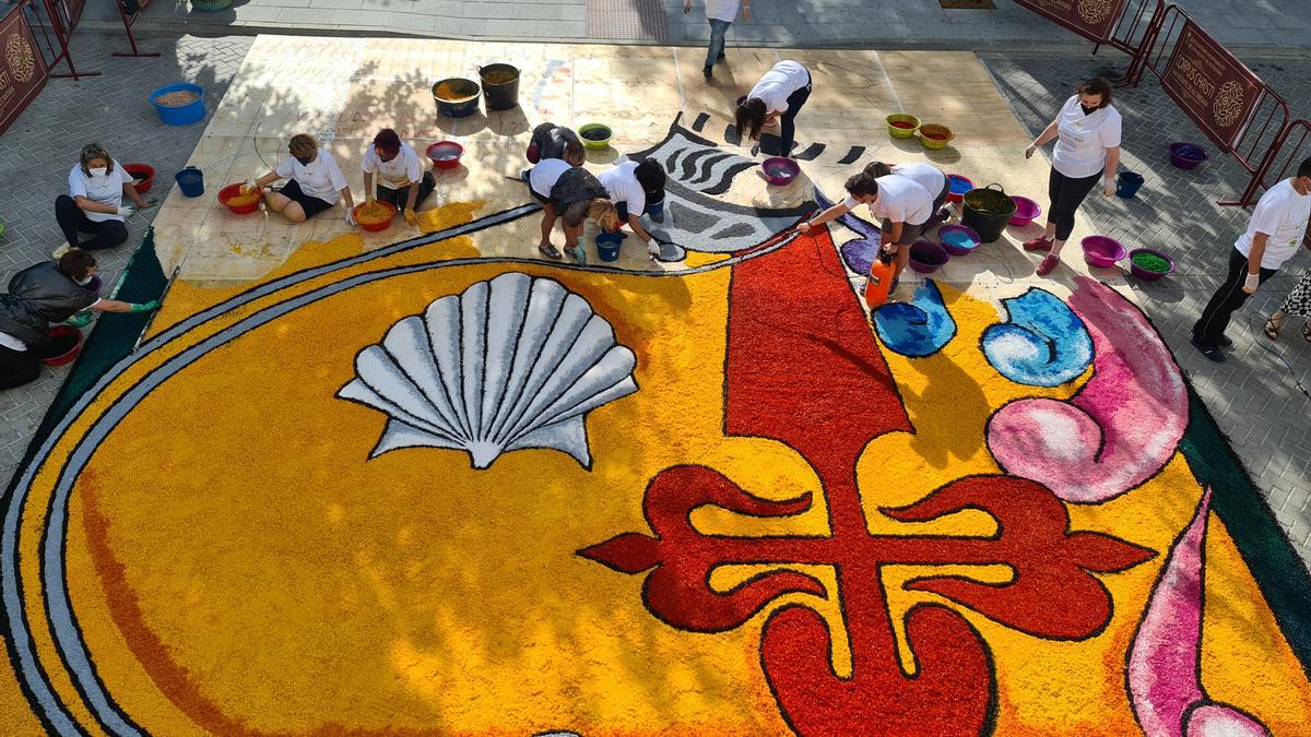 Los voluntarios elaboran la Alfombra Mundial.