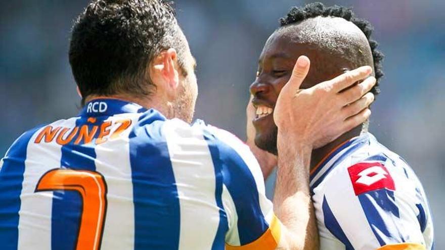 Ibrahim Sissoko recibe el saludo cariñoso de su compañero Antonio Núñez. / 13fotos