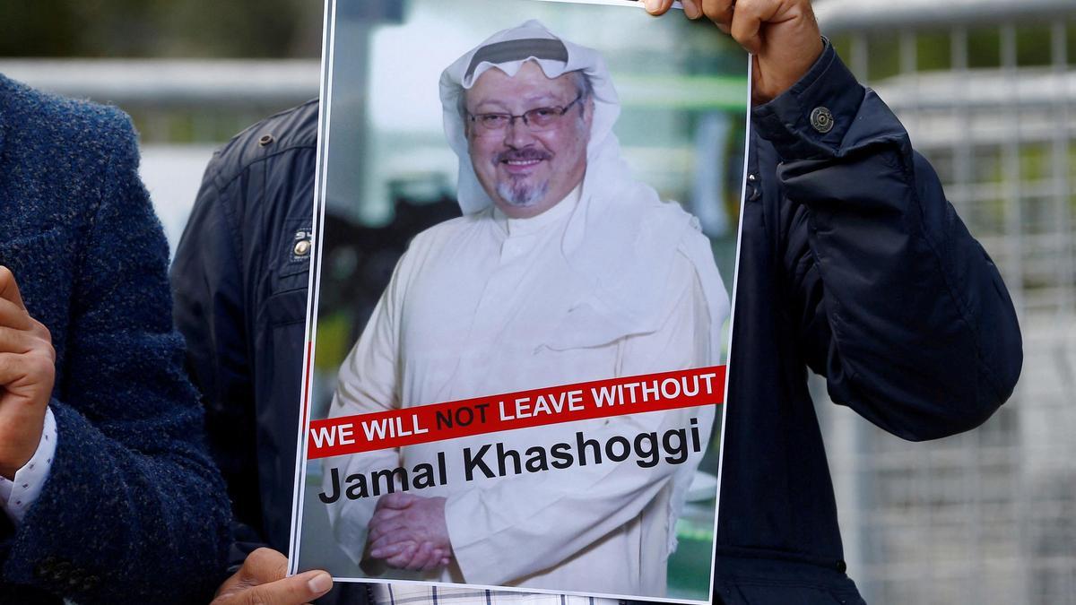 Un manifestante protesta con una foto del periodista Jamal Khashoggi frente al consulado saudí en Estambul, el 5 de octubre de 2018.