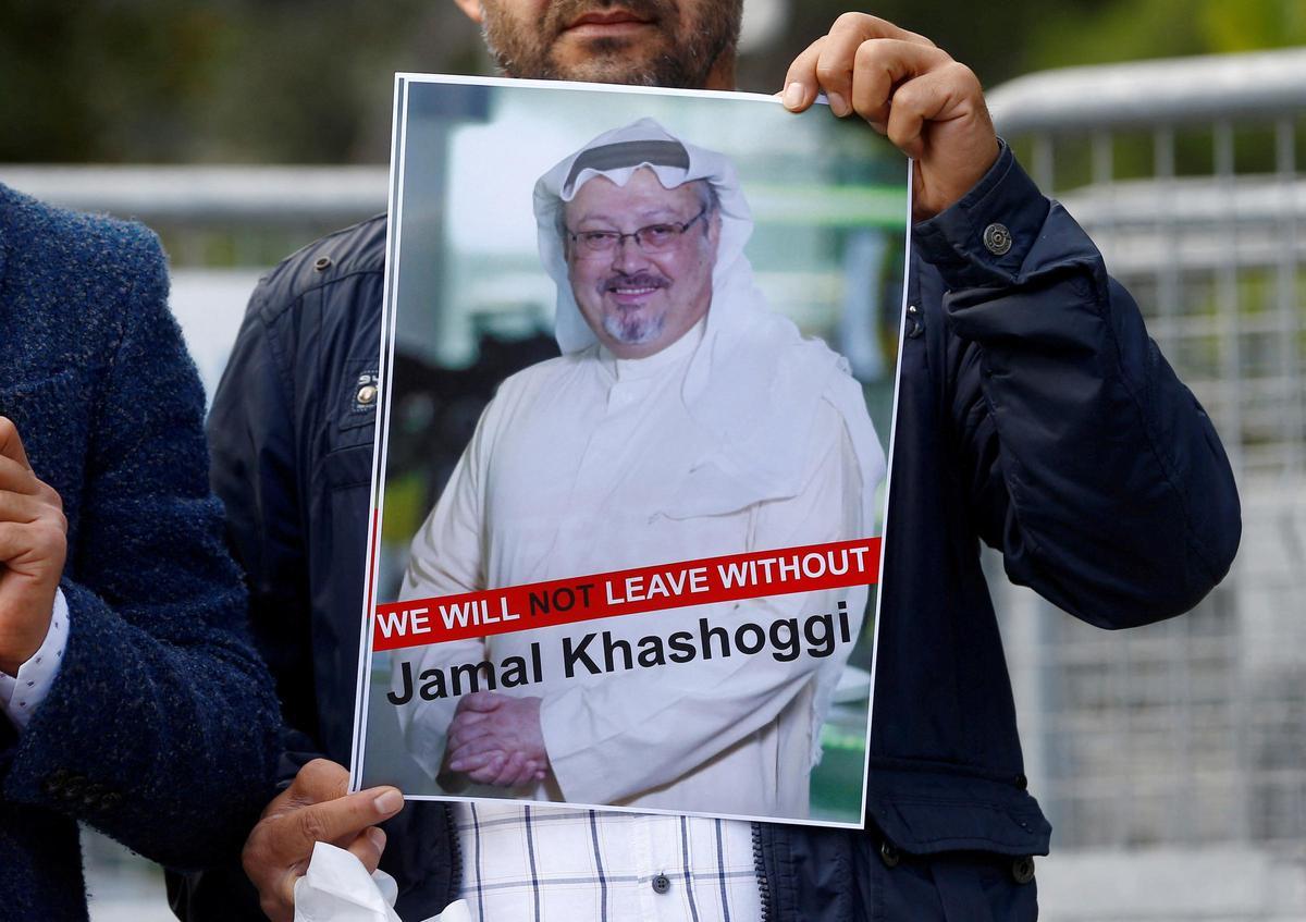 Un manifestante protesta con una foto del periodista Jamal Khashoggi frente al consulado saudí en Estambul, el 5 de octubre de 2018.