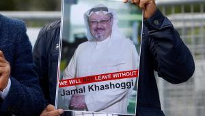 Un manifestante protesta con una foto del periodista Jamal Khashoggi frente al consulado saudí en Estambul, el 5 de octubre de 2018.