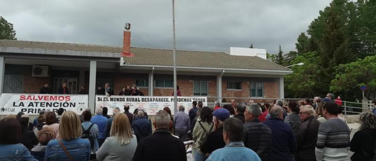 Numerosos vecinos de las Cuencas Mineras, ayer, durante la protesta por la falta de médicos en el centro de salud de Utrillas.